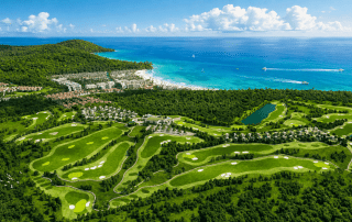 Cư dân Sun Tropical Village tận hưởng đặc quyền trải nghiệm sân golf đẳng cấp liền kề, nơi kết hợp hoàn hảo giữa niềm đam mê thể thao thượng lưu và cảnh quan thiên nhiên Bãi Kem.